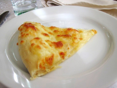 Хачапури с сыром и вареными яйцами