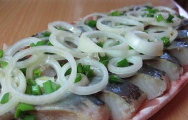 Сельдь домашнего посола — 5 рецептов на любой вкус