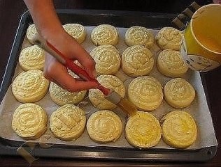 Творожные завитушки в сметанной заливке