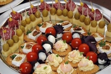 Варианты закусок на шпажках