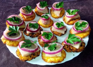 Закуска из сельди на картофельных оладьях