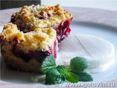 Вишневый пирог с крамбловой крошкой