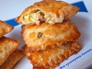 ПИРОЖКИ ИЗ СЛОЕНОГО ТЕСТА С ЗЕЛЕНЫМ ЛУКОМ, СЫРОМ И ВЕТЧИНОЙ