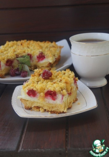 Тёртый пирог с безе и малиной...