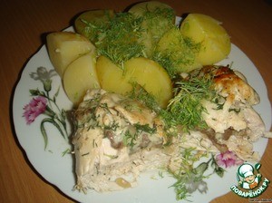 Куриные рулетики с грибами и сыром в сметанном соусе