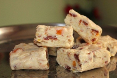 Банановые бурфи с орехами, курагой и изюмом...