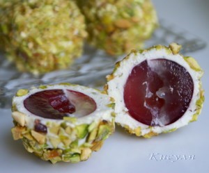 Сырные шарики с виноградом