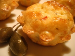 Закусочные сырные кексики с лососем, прованскими травами и острым перцем