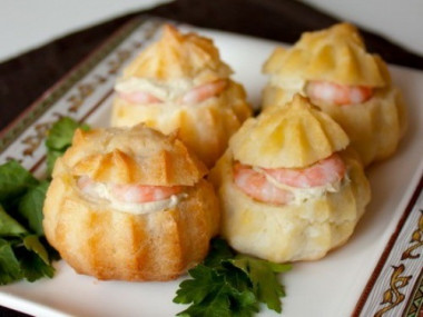 Закусочные профитроли со сливочным кремом и креветками