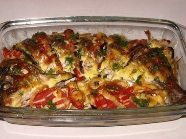 Карп, запеченный с овощами