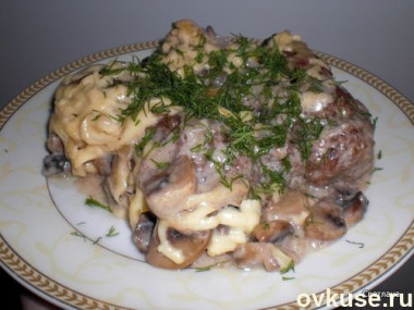 Тефтели под грибным соусом