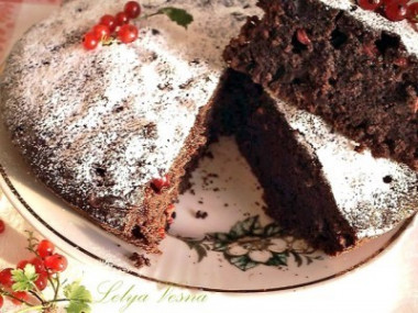 Постный шоколадный кекс с смородиной