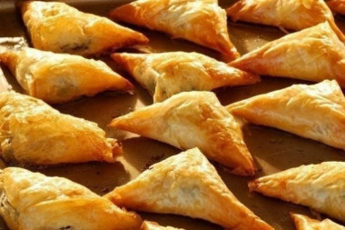 Пирожки с начинкой из плавленных сырков...