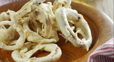 Лук в кляре с сырным соусом