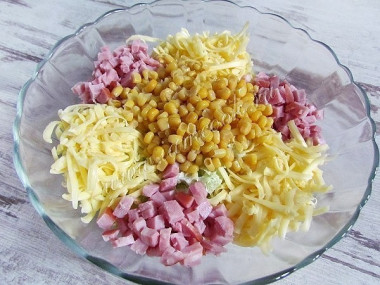 Салат из пекинской капусты с сухариками.