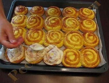 Творожные завитушки в сметанной заливке