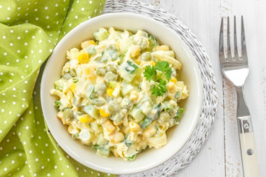 Салат с кукурузой и зелёным горошком...