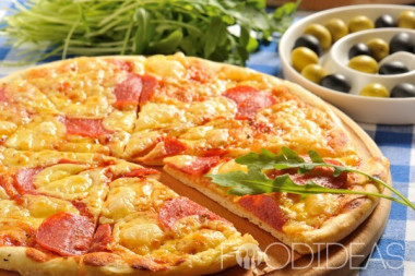 Пицца с салями...