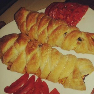 Запеченая скумбрия в слоеном тесте