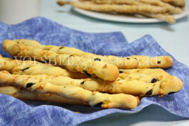 Хлебные палочки с маслинами и сыром
