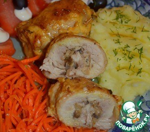 Куриные бёдра с грибами в сметанно-чесночном соусе