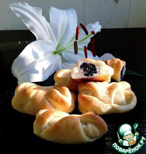 Нежные булочки с изюмом и курагой