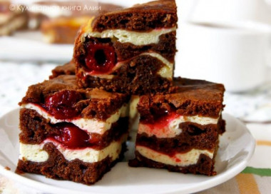 БРАУНИ С ТВОРОГОМ И ВИШНЕЙ