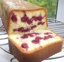 Кекс с вишней и кокосовой стружкой