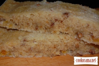 Медовий бісквіт з горіхами та курагою