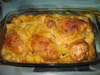 Вкусная курочка в маринаде вместе с картошкой в духовке