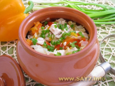 Горшочки с капустой, картофелем и куриным филе