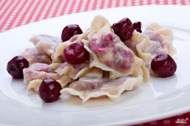 Вареники с вишней на пару на кефире