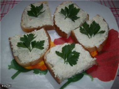 Бутерброды с куриной крем-пастой.