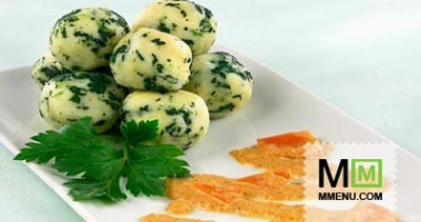 Кнедли из картофеля и шпината с морковью