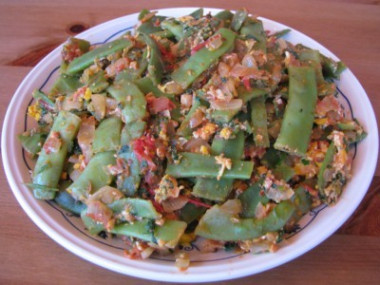 Стручковая фасоль с помидорами и яйцом