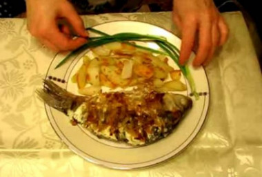 Карасики, запеченные в сметане с жареным луком