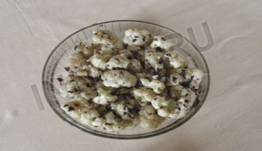  Салат из цветной капусты с килькой