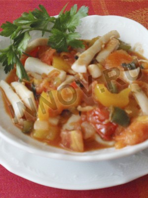 Кальмары, тушеные с овощами