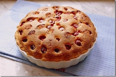 Пирог с творогом и вишней