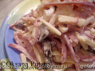 Салат из кальмаров с черносливом