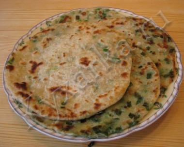 КИТАЙСКИЕ СЛОЕНЫЕ ЛЕПЕШКИ С ЗЕЛЕНЫМ ЛУКОМ