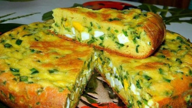 Пирог с яйцами и зеленым луком