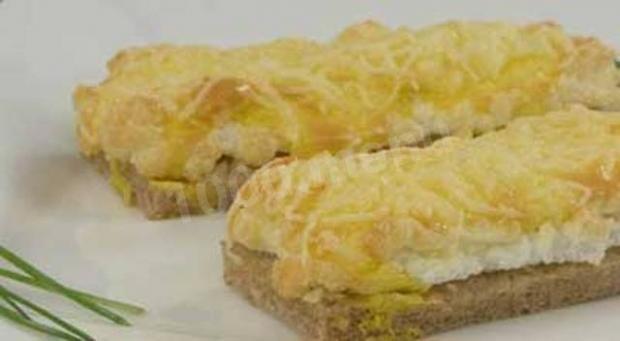 Горячие бутерброды с яйцом чесноком и сыром