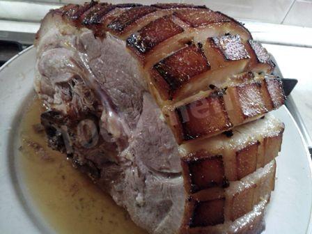 Запеченный свиной окорок в духовке с медовой корочкой