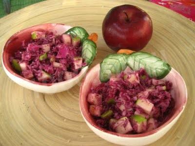 Салат с изюмом и красной капустой