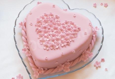 Торт Розовое Сердце с шоколадом и орехами