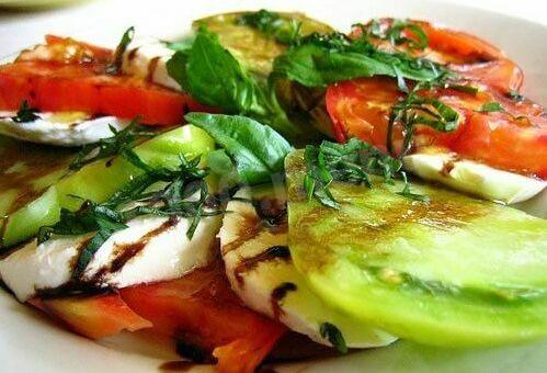 Вкусненький салатик с маринованными огурцами
