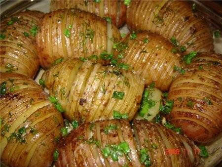Картошка гармошка с зеленью и чесноком