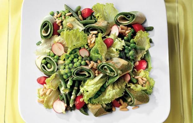 Зеленый салат с фасолью горохом и блинчиками