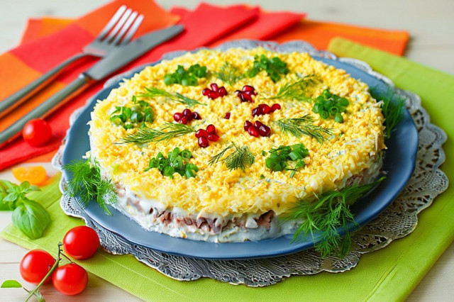 Салат с печенью трески слоеный с сыром и рисом